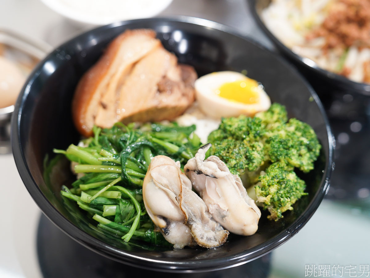 [花蓮美食]財庫大飯店-居然有30元陽春麵超便宜，肉燥飯也只要20元，還有鮮蚵腿庫飯ㄟ