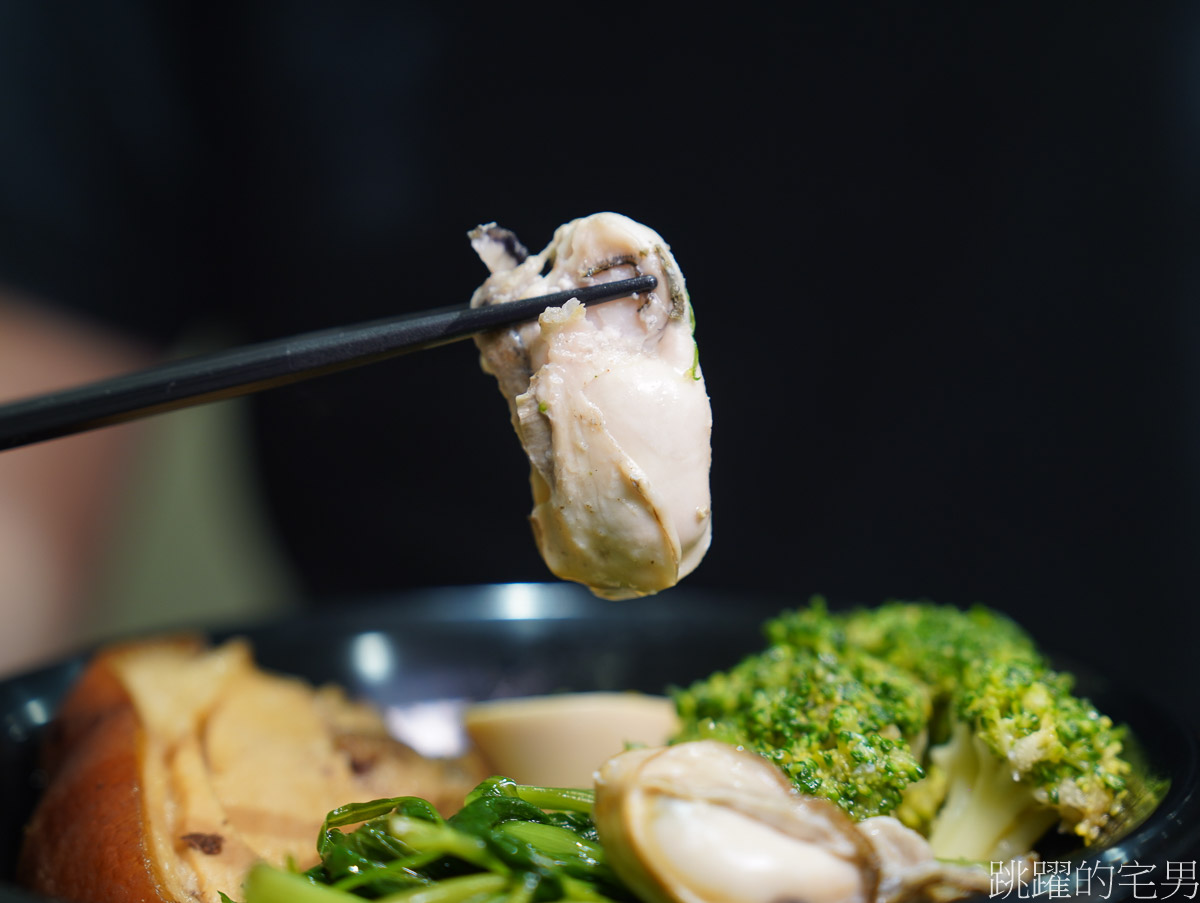 [花蓮美食]財庫大飯店-居然有30元陽春麵超便宜，肉燥飯也只要20元，還有鮮蚵腿庫飯ㄟ