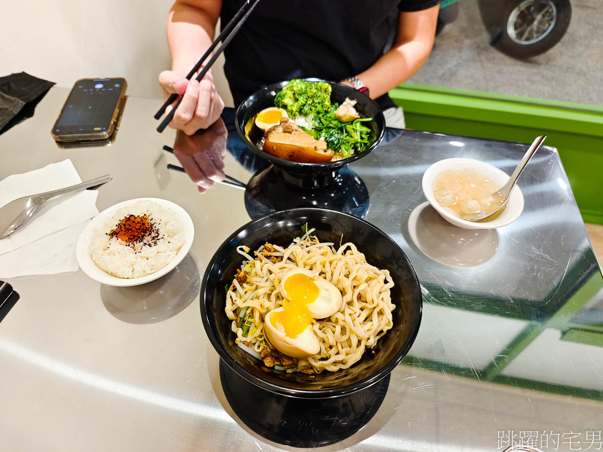 [花蓮美食]財庫大飯店-居然有30元陽春麵超便宜，肉燥飯也只要20元，還有鮮蚵腿庫飯ㄟ