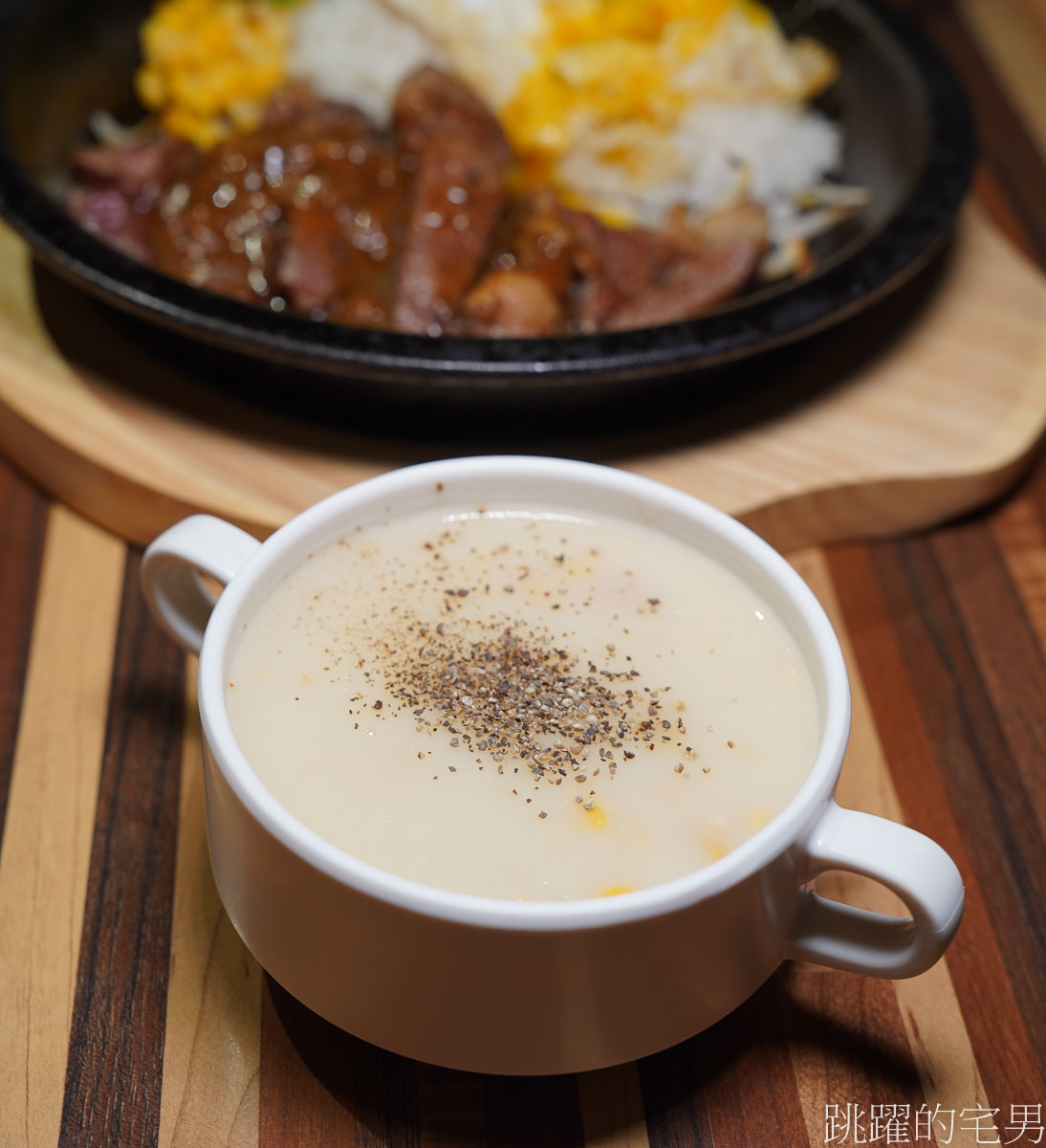 [花蓮美食]一燔炸雞咖哩飯花蓮莊敬店-空間環境舒服，菜單多樣，必吃溫體炸雞鮮嫩多汁還有8種口味，鐵板牛排、花蓮下午有營業餐廳