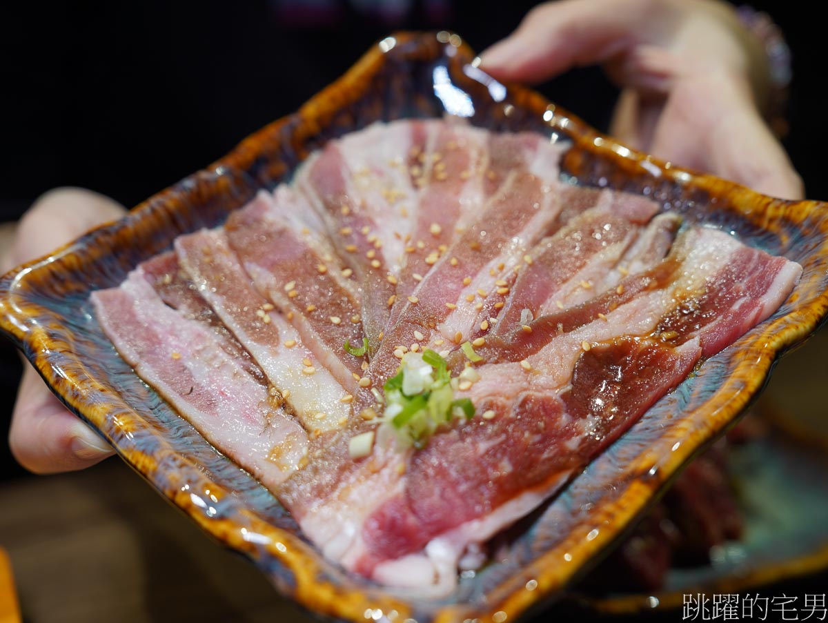 [花蓮美食]燚燿日燒肉地球旗艦店-花蓮燒肉店黑色系極簡設計質感好，假日中午有營業，燚燿日燒肉菜單