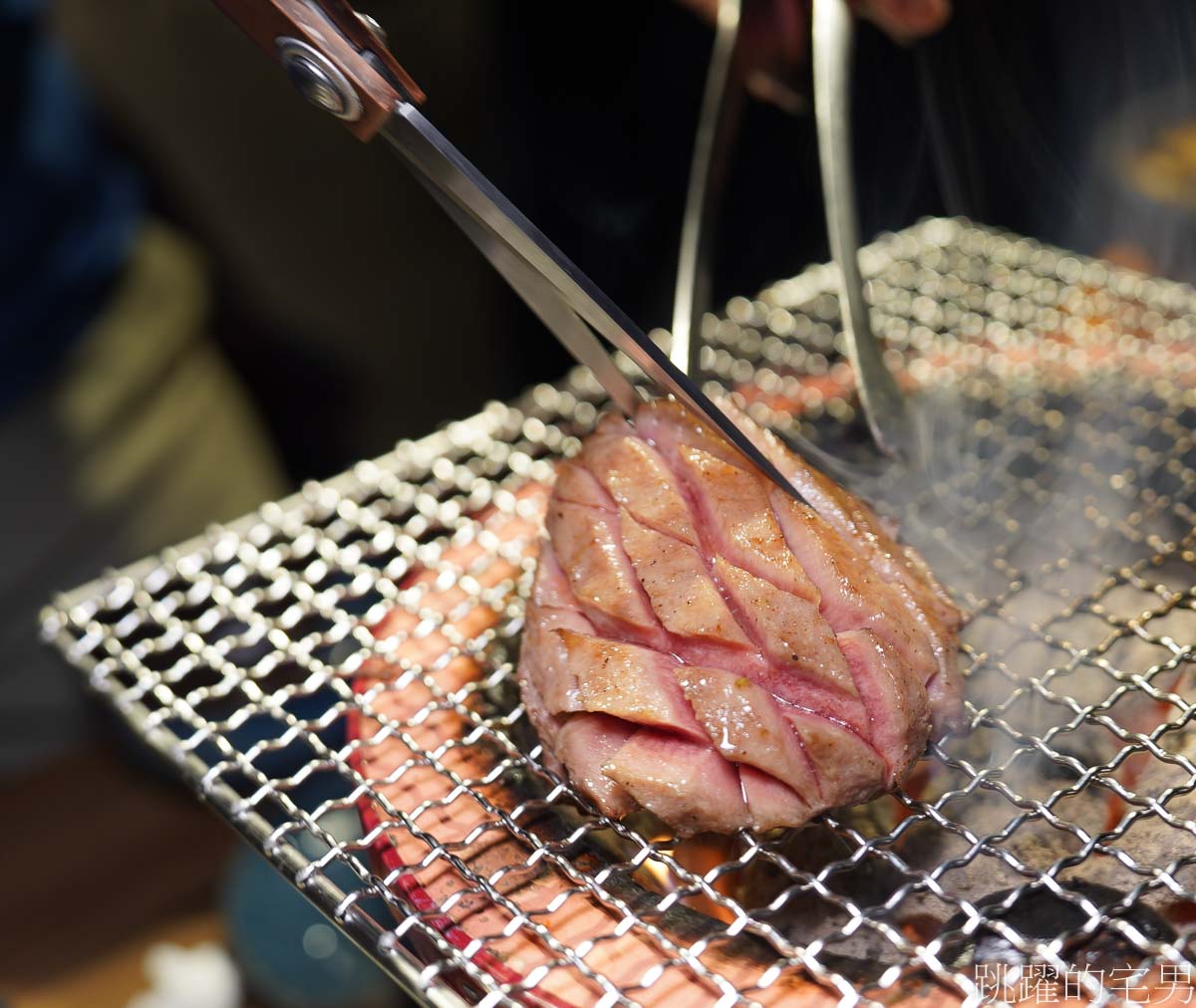 [花蓮美食]燚燿日燒肉地球旗艦店-花蓮燒肉店黑色系極簡設計質感好，假日中午有營業，燚燿日燒肉菜單