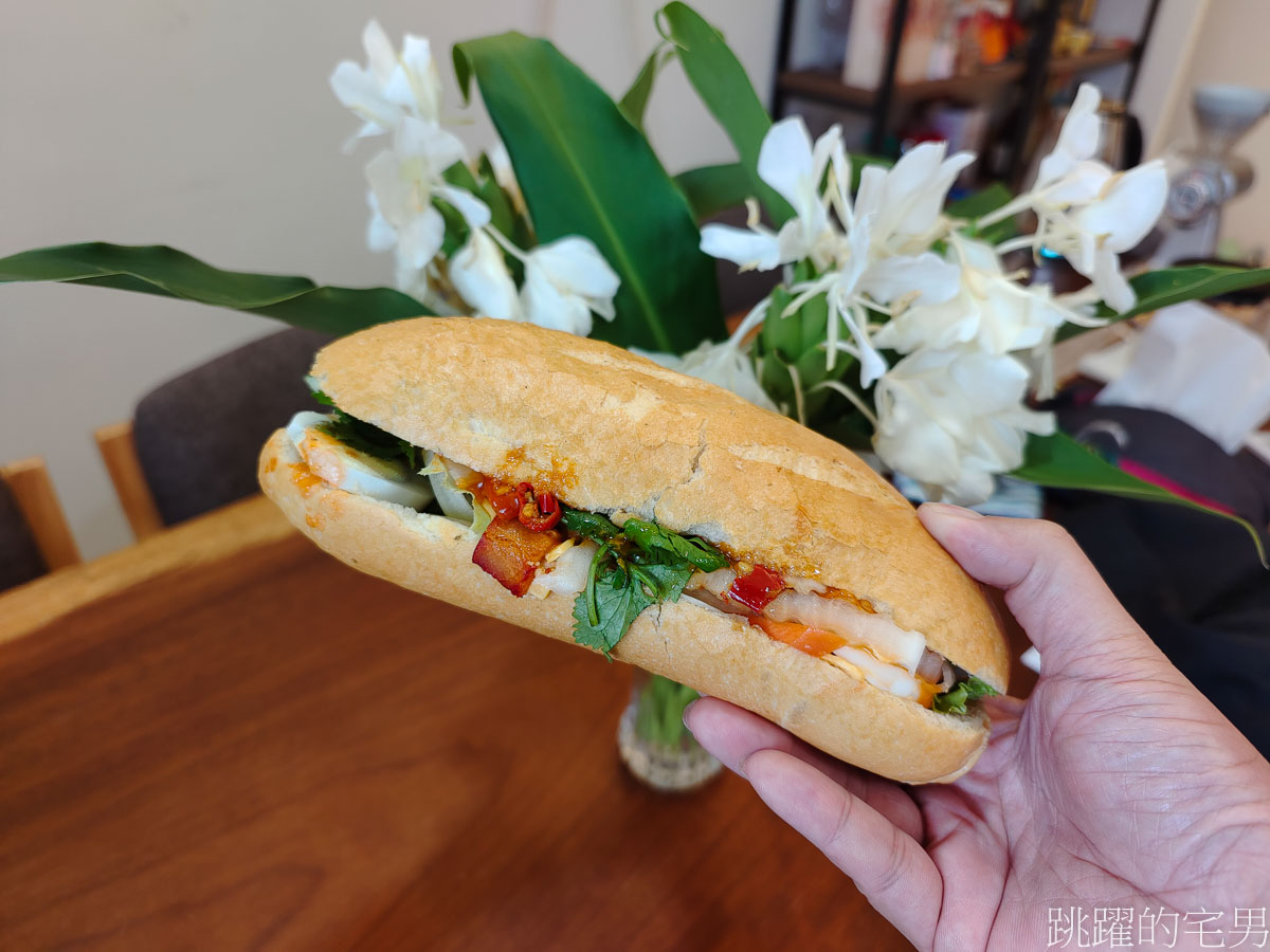 [花蓮美食]文又禾脆皮法國麵包專賣-自家烘焙脆皮越式法國麵包，搭配肝醬、胡志明火腿口感層次極好，辣椒超辣 必須斟酌使用!