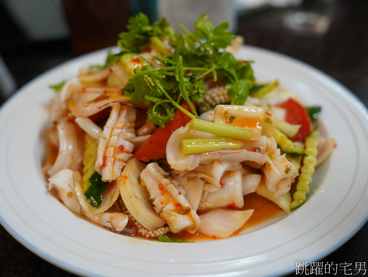 花蓮喝酒唱歌吃飯「原內靜香A灶咖」最多2桌就包場，1個大姐在經營，沒招牌家庭式投幣卡拉OK，無菜單料理好吃接地氣，花蓮有包廂餐廳