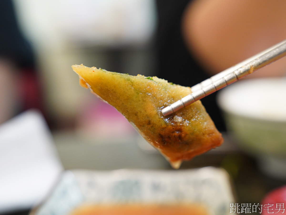 花蓮喝酒唱歌吃飯「原內靜香A灶咖」最多2桌就包場，1個大姐在經營，沒招牌家庭式投幣卡拉OK，無菜單料理好吃接地氣，花蓮有包廂餐廳