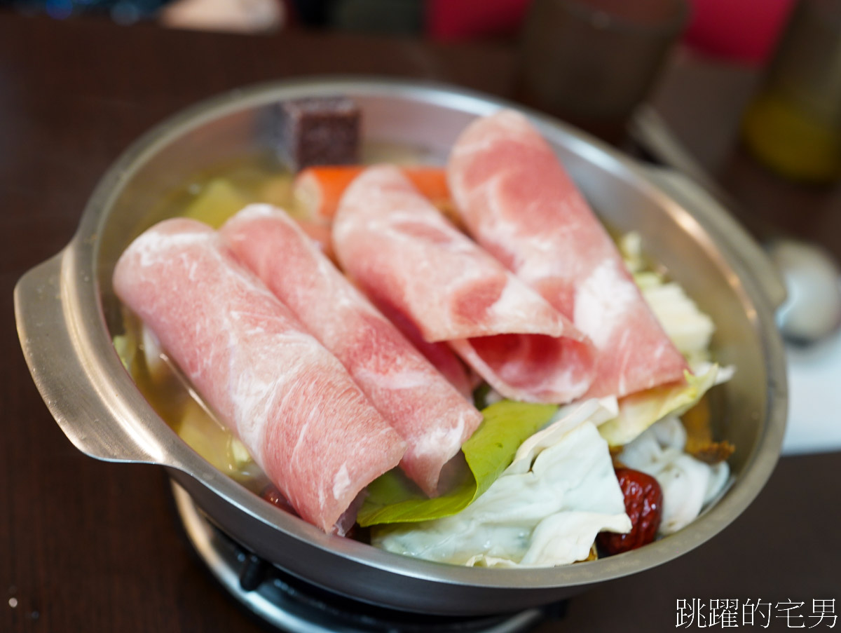 花蓮火鍋「呼呼鍋太昌店」大推這間花蓮平價火鍋，便宜份量多又好吃!  藥膳、南瓜鍋必點，飲料、冰淇淋、滷肉飯吃到飽