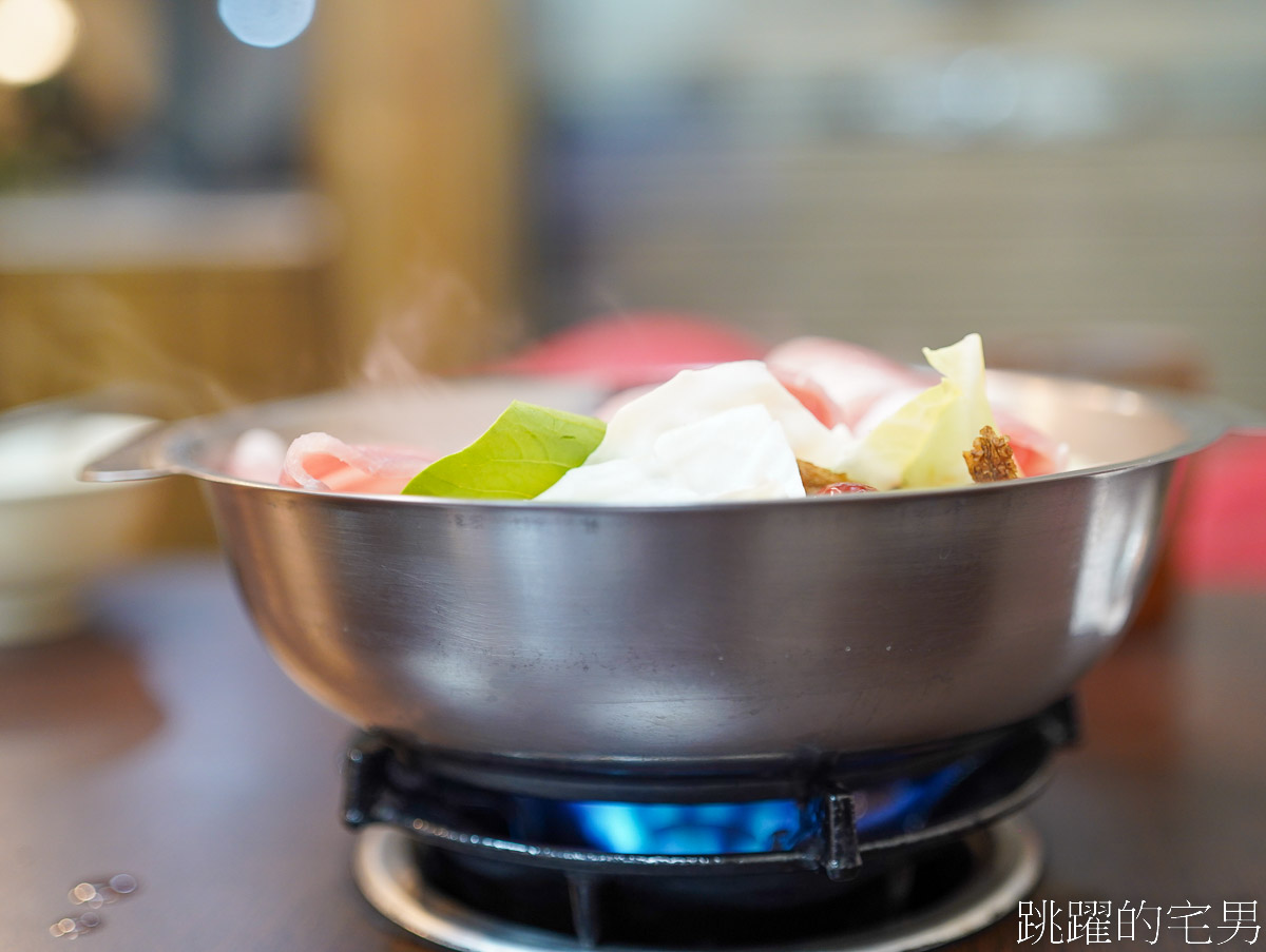 花蓮火鍋「呼呼鍋太昌店」大推這間花蓮平價火鍋，便宜份量多又好吃!  藥膳、南瓜鍋必點，飲料、冰淇淋、滷肉飯吃到飽