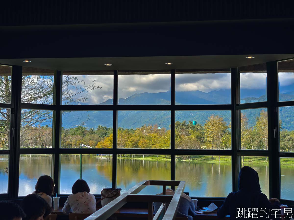 夢幻星巴克又一家「星巴克花蓮理想門市」，絕美湖景環繞著落羽松，期待四季不一樣的美