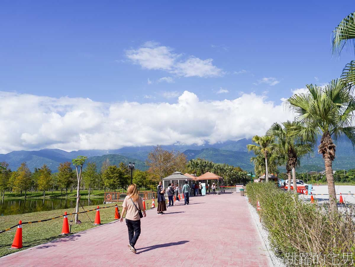 夢幻星巴克又一家「星巴克花蓮理想門市」，絕美湖景環繞著落羽松，期待四季不一樣的美