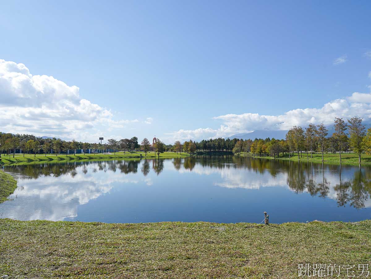 夢幻星巴克又一家「星巴克花蓮理想門市」，絕美湖景環繞著落羽松，期待四季不一樣的美