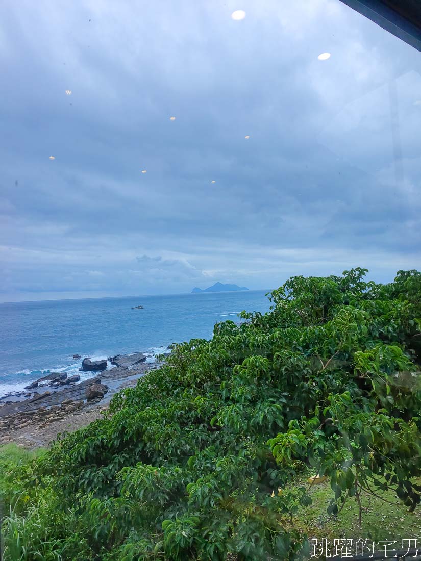 宜蘭頭城海景咖啡廳推薦「九號咖啡石城館」落地窗遠眺龜山島絕美海景，2樓假日須預約，提供九號咖啡石城館預約方式