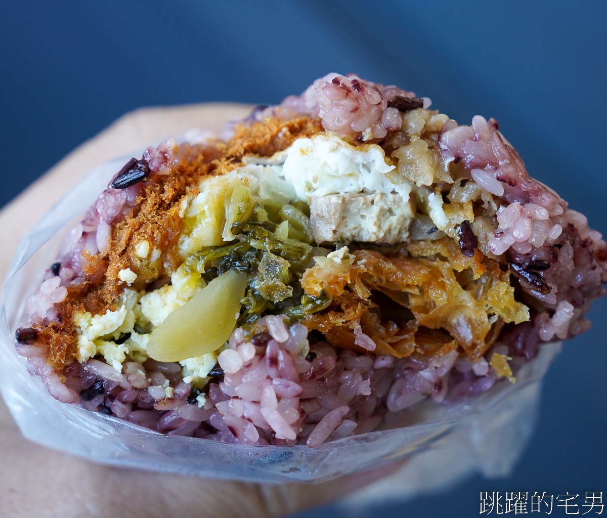 [花蓮早餐]九州日式飯糰-有得獎的花蓮飯糰，加辣更好吃，開到下午2點，中午也很多人買，還有白米飯糰、素食飯糰、五穀米飯糰
