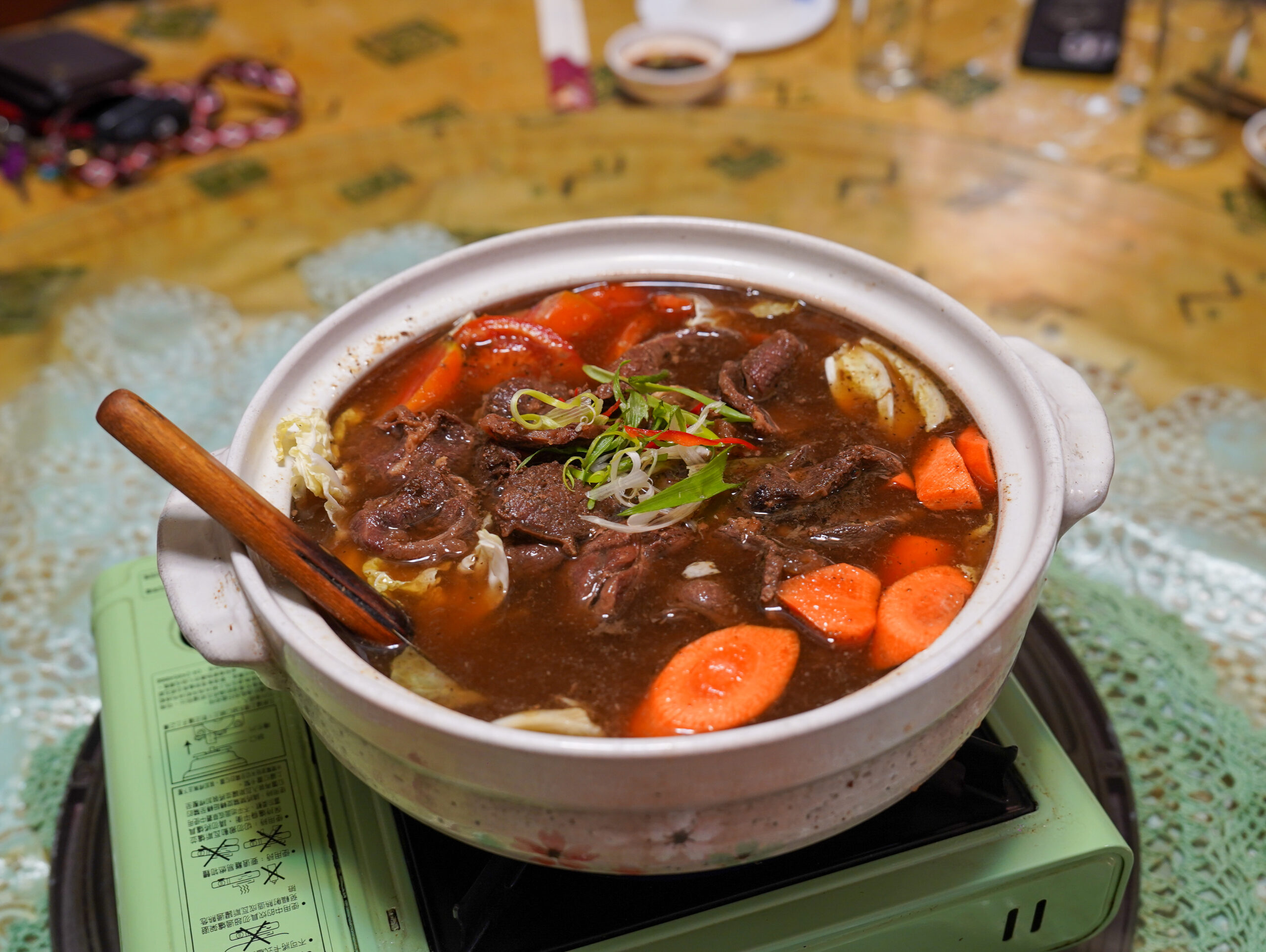 [花蓮美食]小毛牛肉麵-20年花蓮牛肉麵合菜也好吃，必點蒜酥鱈魚，鹹香滋味真是好