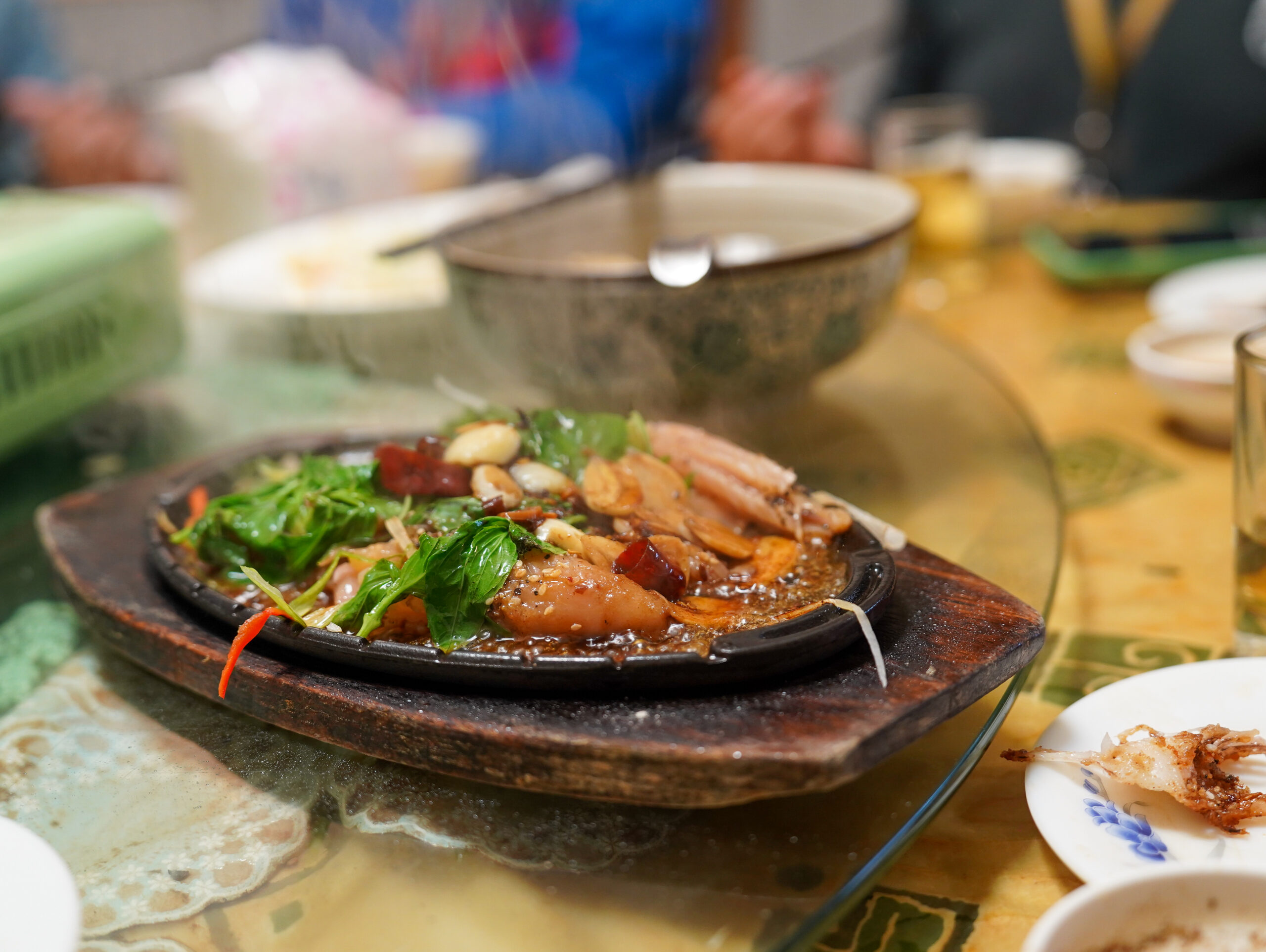 [花蓮美食]小毛牛肉麵-20年花蓮牛肉麵合菜也好吃，必點蒜酥鱈魚，鹹香滋味真是好