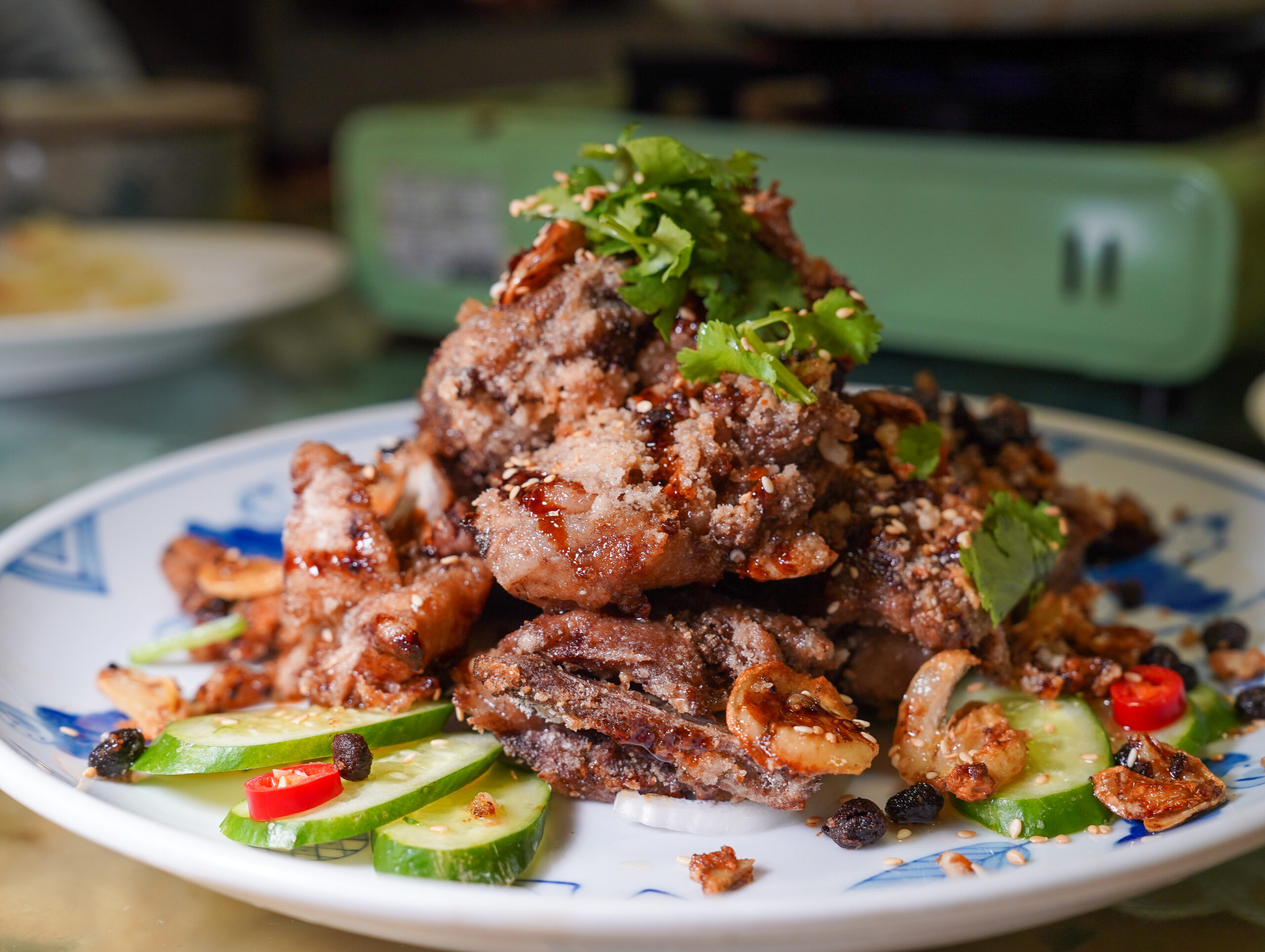 [花蓮美食]小毛牛肉麵-20年花蓮牛肉麵合菜也好吃，必點蒜酥鱈魚，鹹香滋味真是好