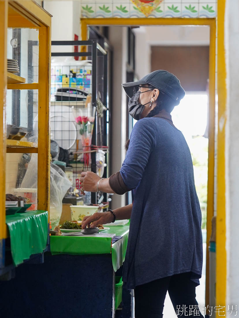 [花蓮美食]榮春小吃-50年老店滿滿眷村風格，必點水餃還有炒滷味