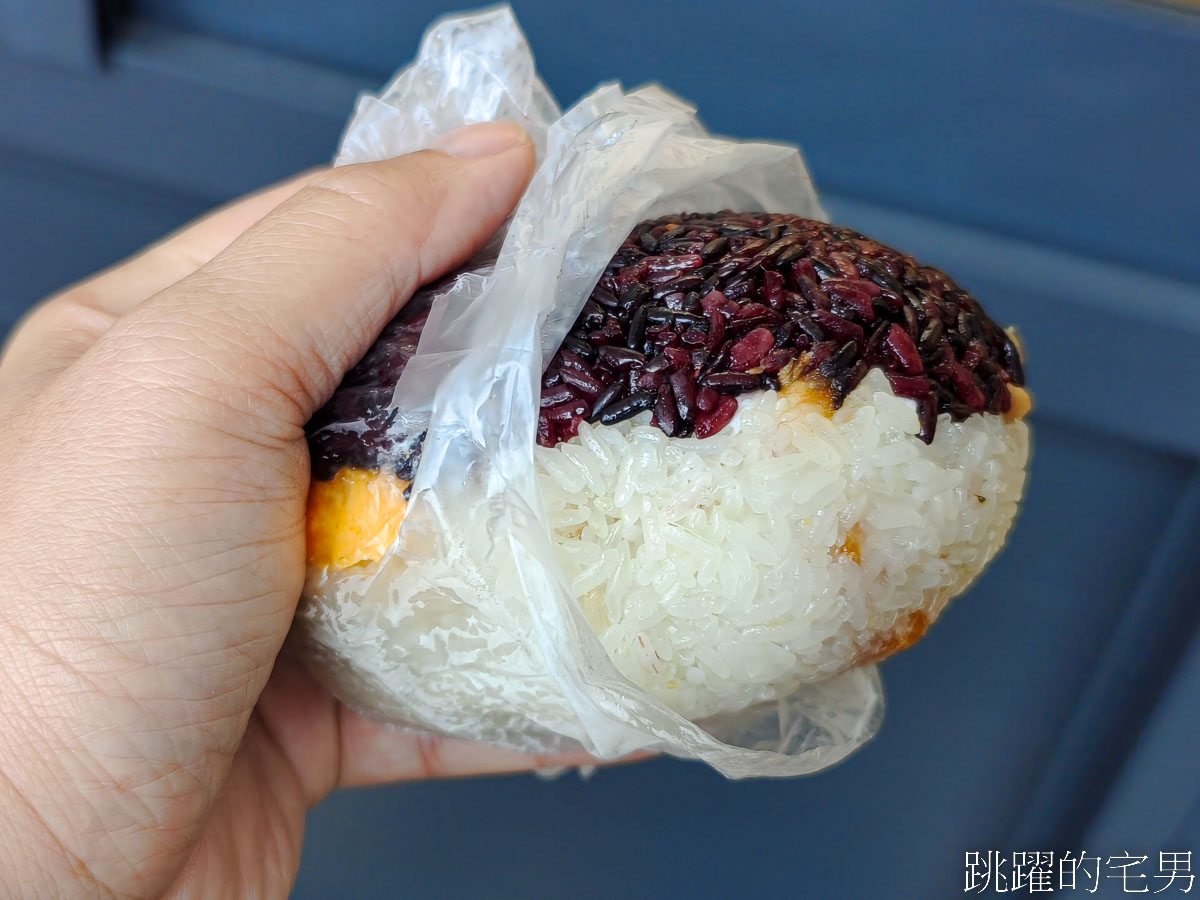 [花蓮早餐]滿圓飯糰-居然有雙色飯糰ㄟ，1次就可以吃到2種會不會太爽，還有鹹蛋飯糰喔!