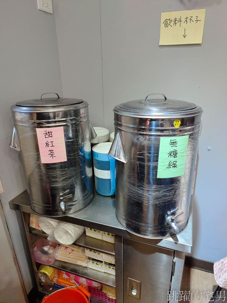 [南陽街美食]川渝小吃坊南陽街分店-這家台北火車站附近小吃推薦，重慶酸辣粉香辣過癮有夠爽，免費銀耳湯、飲料可以喝