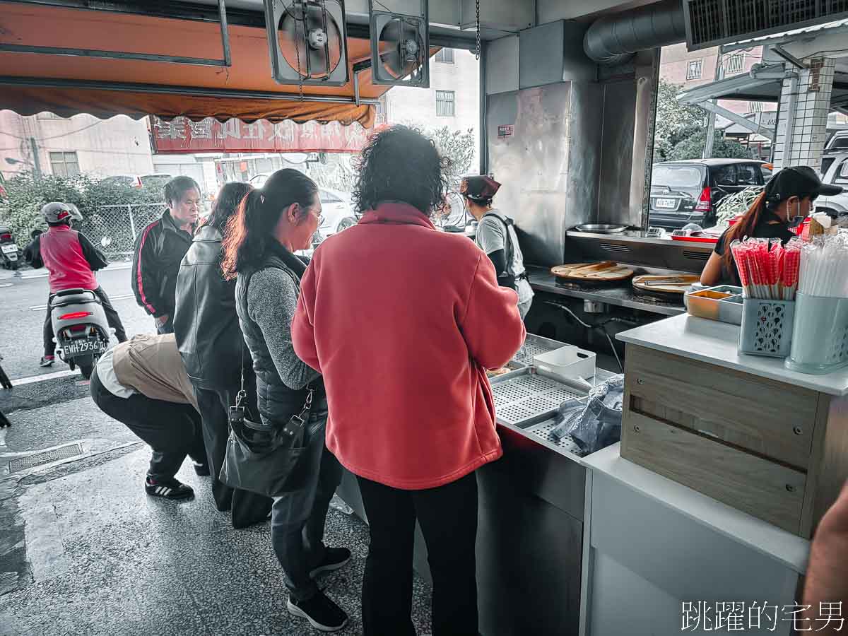 [花蓮吉安早餐]南埔純手工早點-在地人排隊吃的早餐店，外地沒見過的煎燒餅口感令人驚艷，鍋貼一起鍋就搶光，特調醬汁很加分，花蓮早餐，花蓮美食