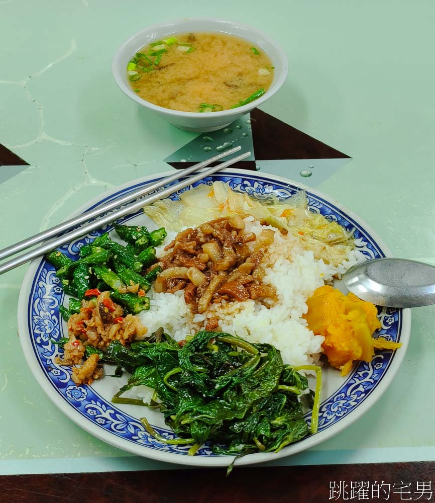 [花蓮美食]陳媽媽嘉義雞肉飯-配菜多樣又好吃 我喜歡他們家的味道 可以再訪的店啊! 花蓮小吃推薦