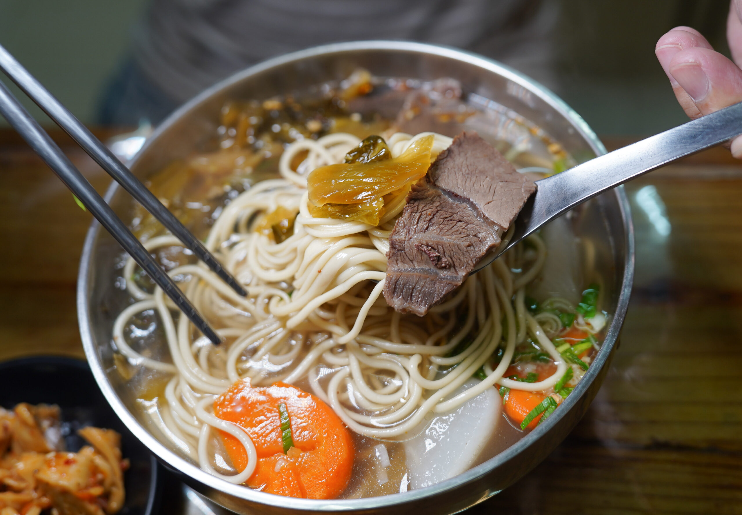 [壽豐美食]伊均蘭州拉麵-花蓮有蘭州拉麵我居然不知道，現點現做的麵條，份量多到我差點吃不完，東華大學美食