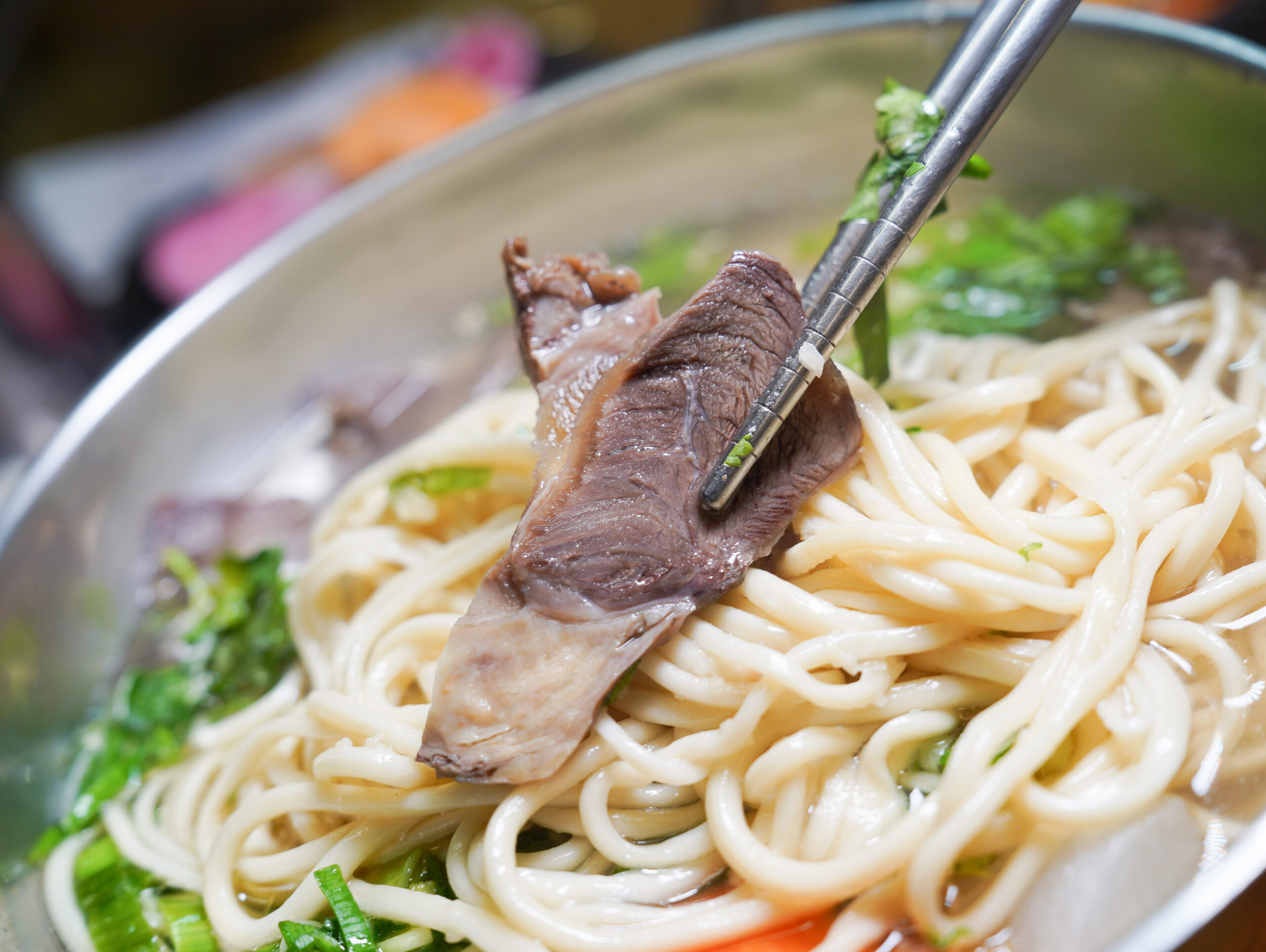 [壽豐美食]伊均蘭州拉麵-花蓮有蘭州拉麵我居然不知道，現點現做的麵條，份量多到我差點吃不完，東華大學美食