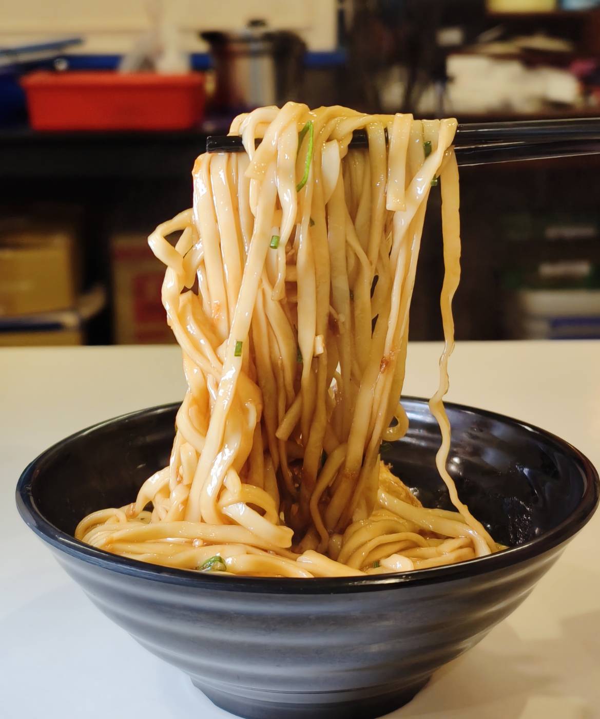 [花蓮美食]樂多廚房-這家花蓮水餃內餡紮實，口味還多達7種，炸彈蔥油麵樸實滋味越吃越好吃，辣椒認真辣，千萬別加太多，民國路美食