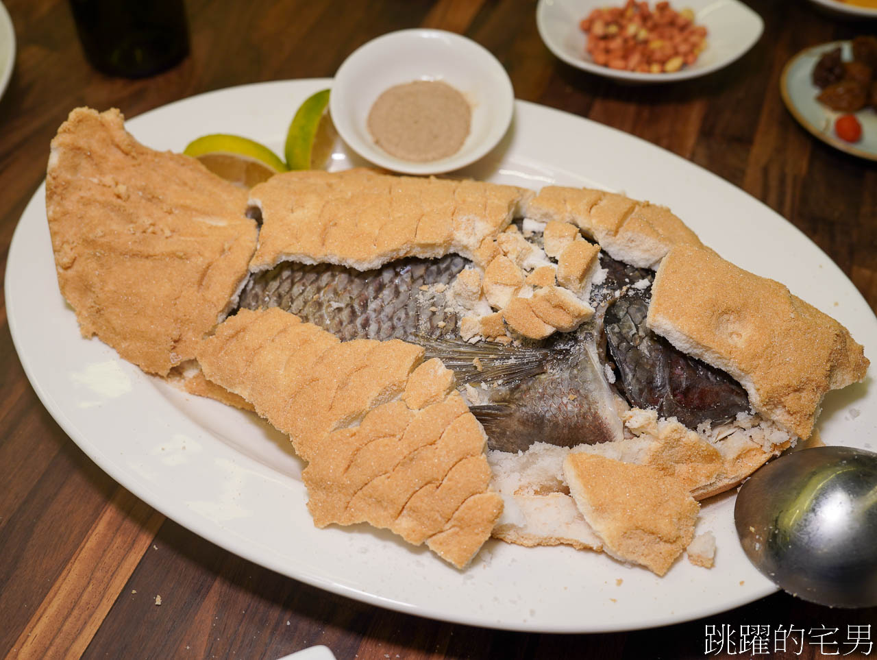 [花蓮美食]秘密海小館-轉型高質感餐廳，單人無菜單料理，3桌包場還可以唱歌，自家煙燻臘肉超好吃，還有提供素食合菜