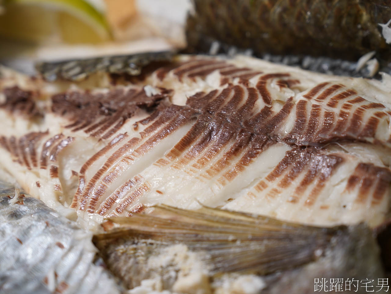 [花蓮美食]秘密海小館-轉型高質感餐廳，單人無菜單料理，3桌包場還可以唱歌，自家煙燻臘肉超好吃，還有提供素食合菜