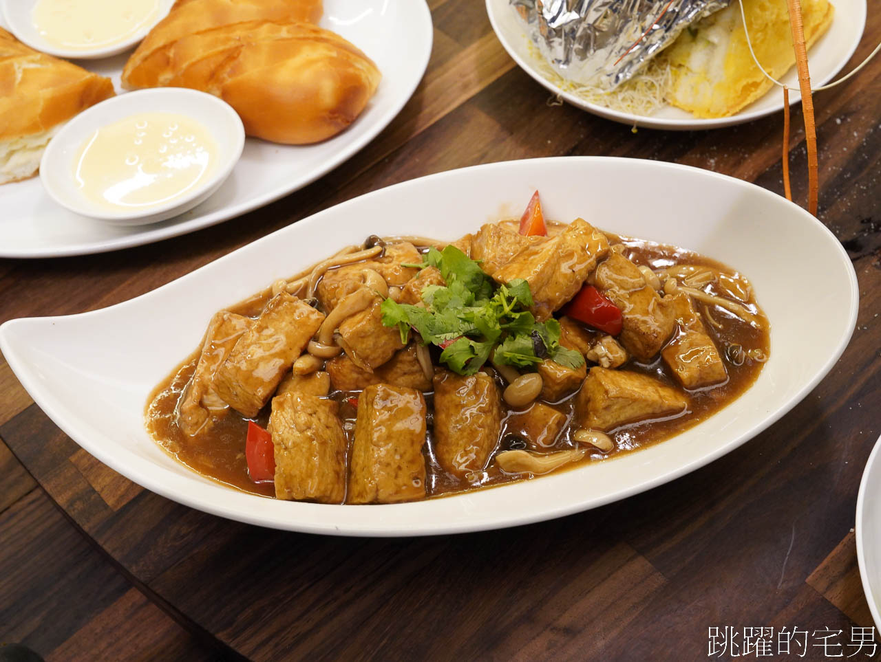 [花蓮美食]秘密海小館-轉型高質感餐廳，單人無菜單料理，3桌包場還可以唱歌，自家煙燻臘肉超好吃，還有提供素食合菜