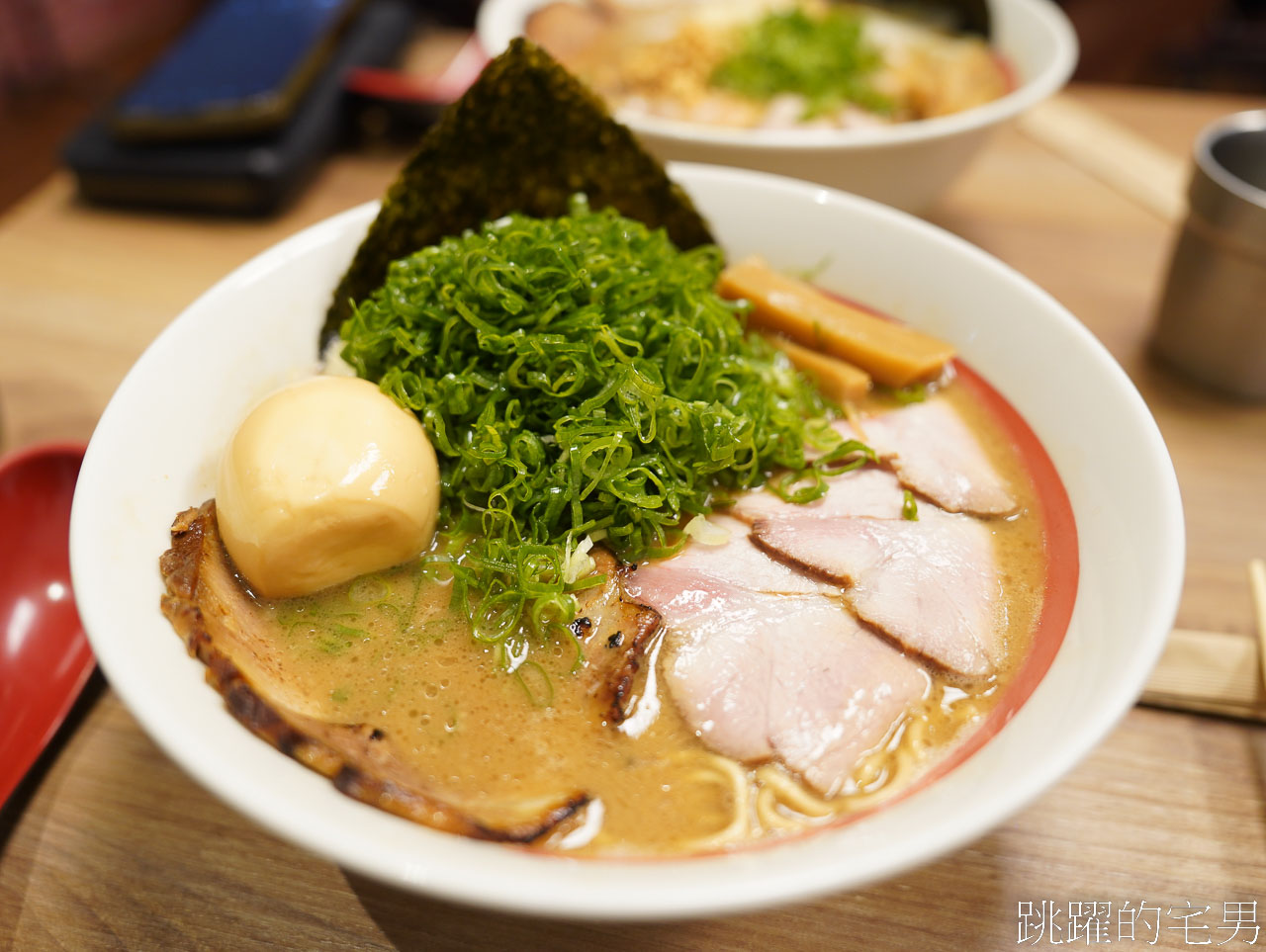 [花蓮美食]麵屋真打-未開店就有人排隊，還能免費加麵，叉燒飯肉也太多了吧，花蓮拉麵