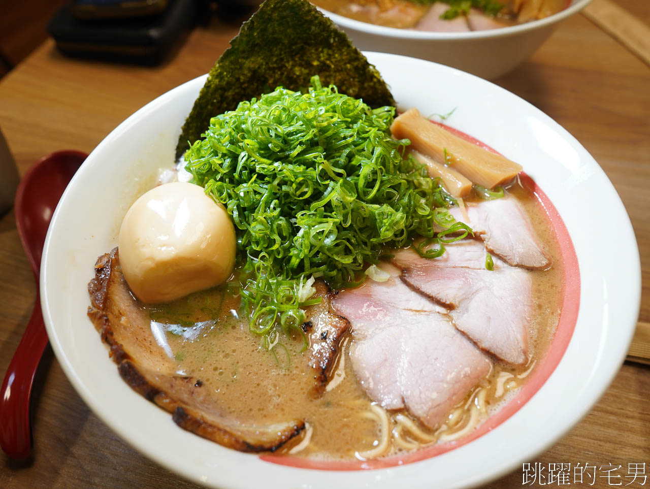 [花蓮美食]麵屋真打-未開店就有人排隊，還能免費加麵，叉燒飯肉也太多了吧，花蓮拉麵 @跳躍的宅男