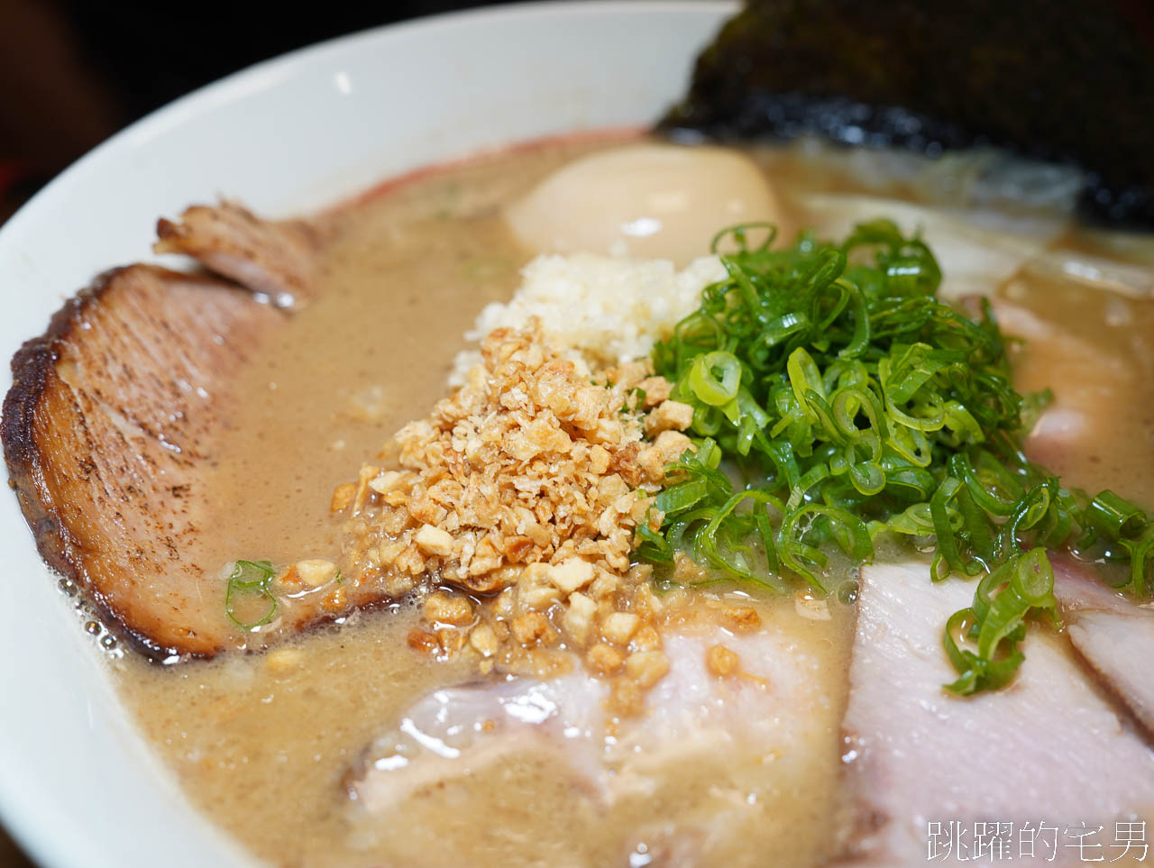 [花蓮美食]麵屋真打-未開店就有人排隊，還能免費加麵，叉燒飯肉也太多了吧，花蓮拉麵