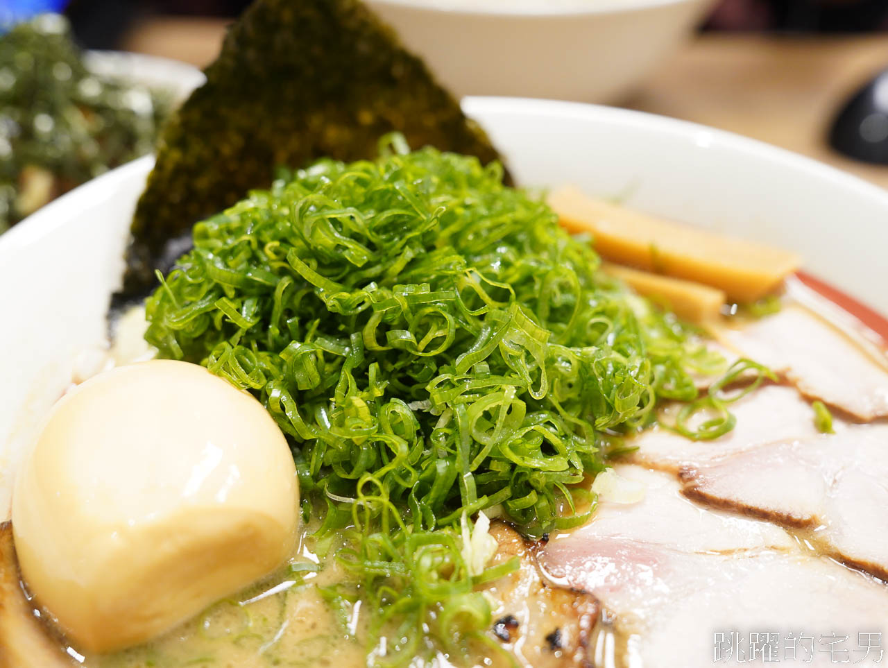 [花蓮美食]麵屋真打-未開店就有人排隊，還能免費加麵，叉燒飯肉也太多了吧，花蓮拉麵