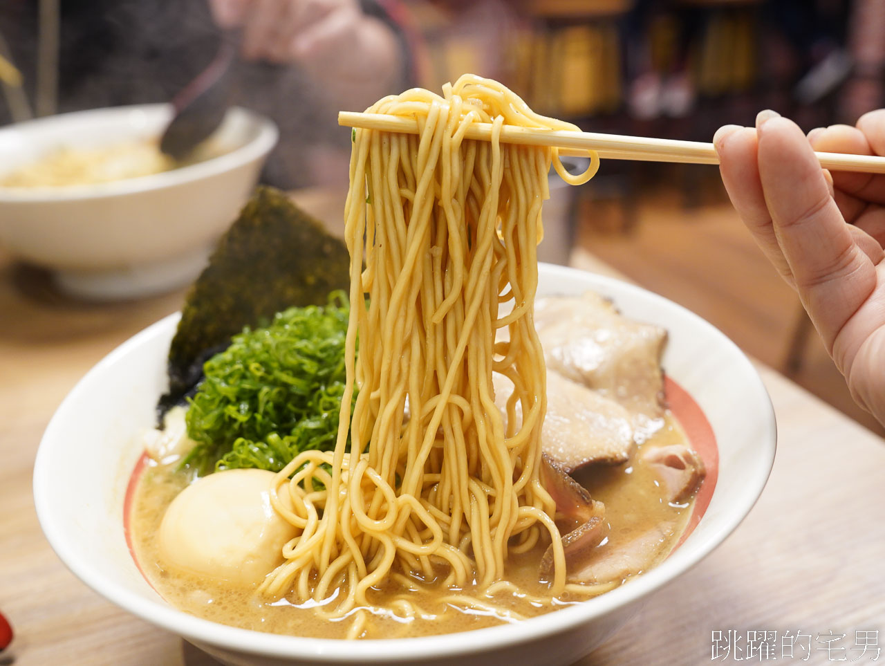 [花蓮美食]麵屋真打-未開店就有人排隊，還能免費加麵，叉燒飯肉也太多了吧，花蓮拉麵