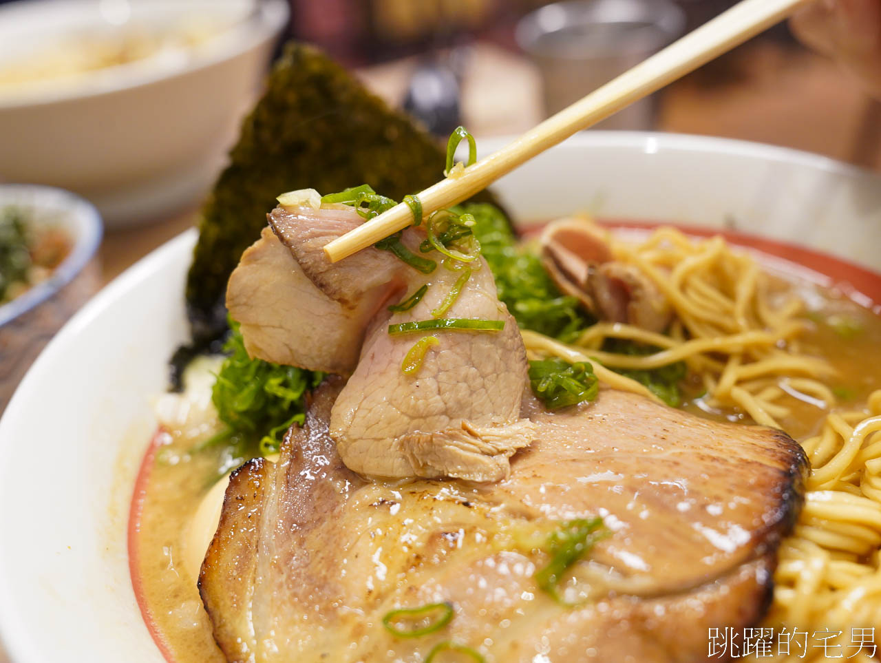 [花蓮美食]麵屋真打-未開店就有人排隊，還能免費加麵，叉燒飯肉也太多了吧，花蓮拉麵