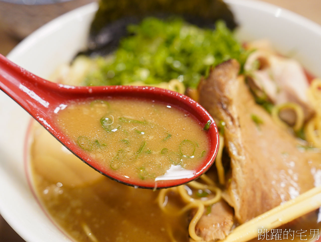 [花蓮美食]麵屋真打-未開店就有人排隊，還能免費加麵，叉燒飯肉也太多了吧，花蓮拉麵