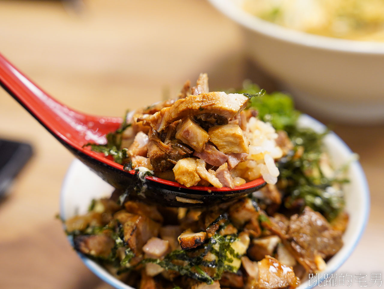 [花蓮美食]麵屋真打-未開店就有人排隊，還能免費加麵，叉燒飯肉也太多了吧，花蓮拉麵