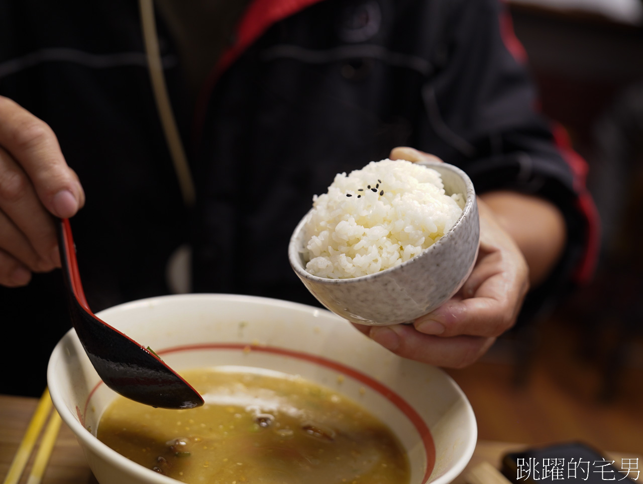 [花蓮美食]麵屋真打-未開店就有人排隊，還能免費加麵，叉燒飯肉也太多了吧，花蓮拉麵