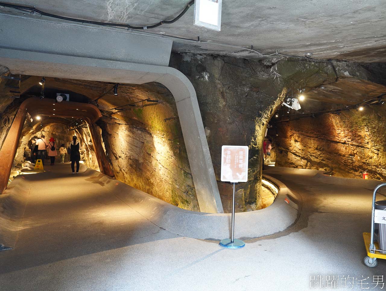 基隆景點「基隆塔」至高點俯瞰基隆山海、街景，基隆塔開放時間、停車資訊