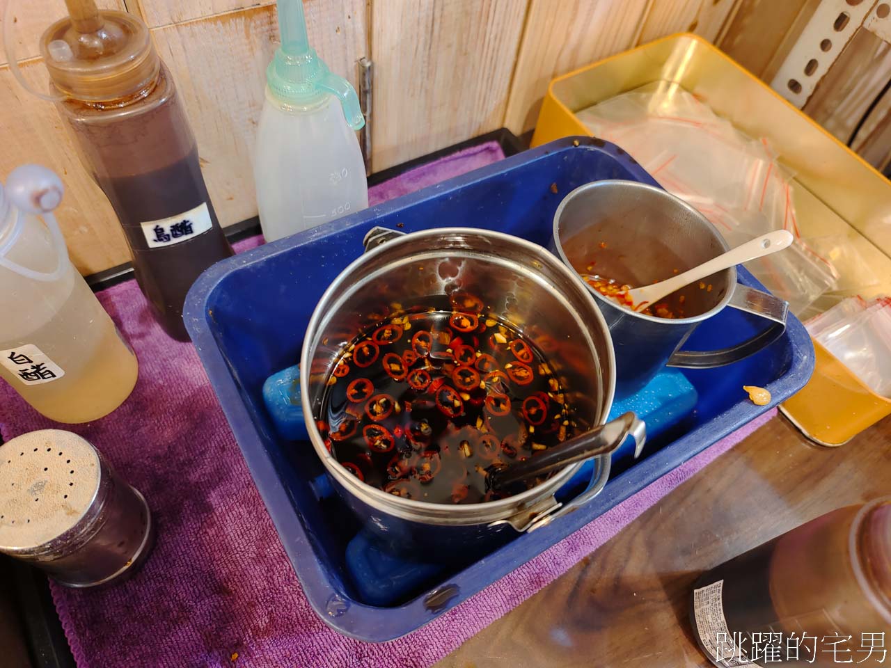 [花蓮美食]樂多廚房-這家花蓮水餃內餡紮實，口味還多達7種，炸彈蔥油麵樸實滋味越吃越好吃，辣椒認真辣，千萬別加太多，民國路美食