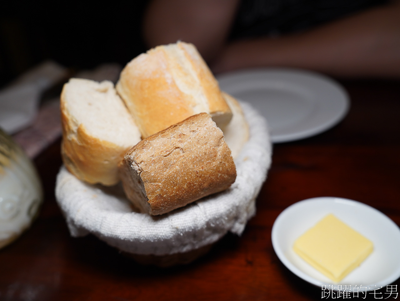 [胡志明美食]The Refinery-鴉片工廠裡的越南法式料理、法式小酒館，提供中文菜單， Bar Refinery