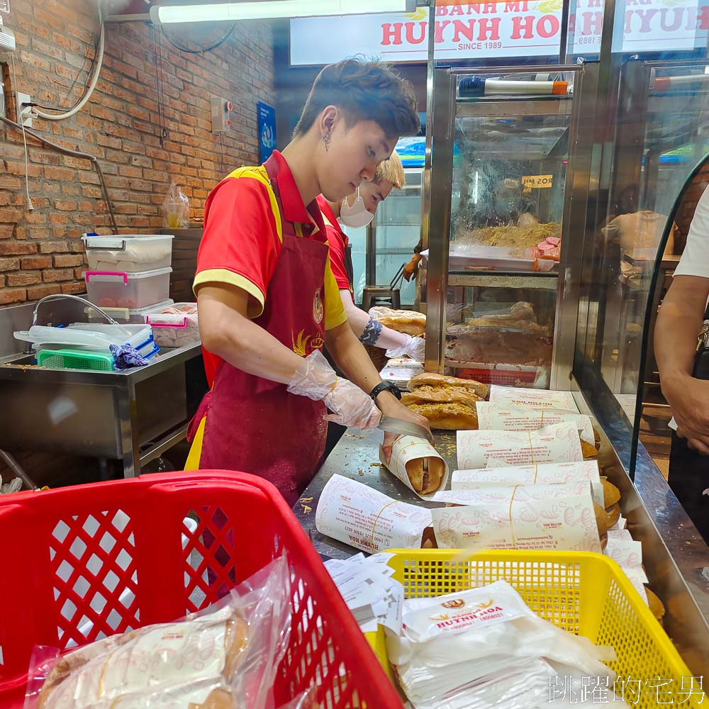 [Bánh Mì Huynh Hoa]絕對是越南美食推薦-在地人都買爆越南法國麵包，30年胡志明美食推薦