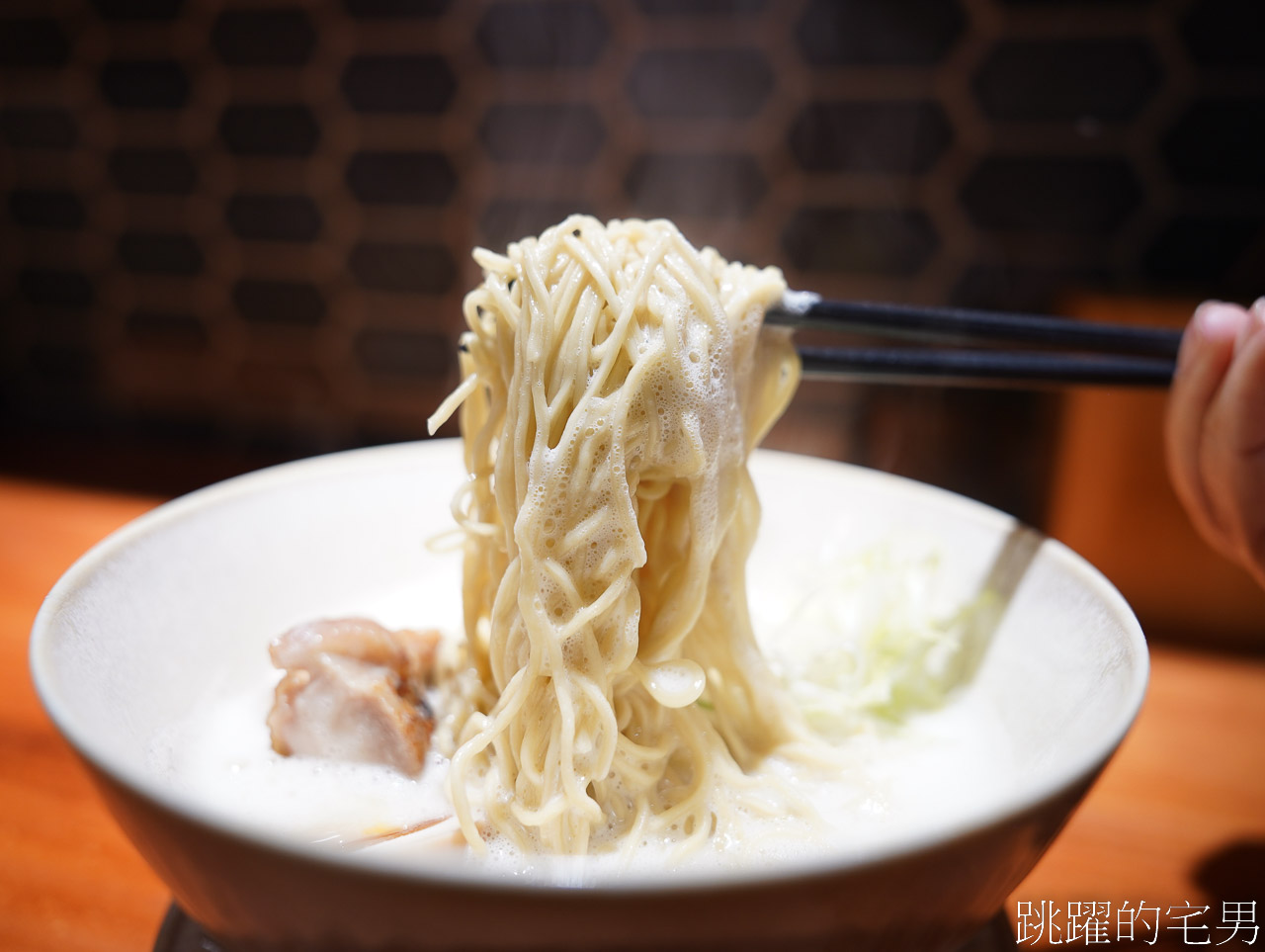 延伸閱讀：[花蓮美食]雞白郎拉麵-大推泡系雞白湯拉麵，濃郁黏稠的滋味整個愛到，花蓮拉麵推薦