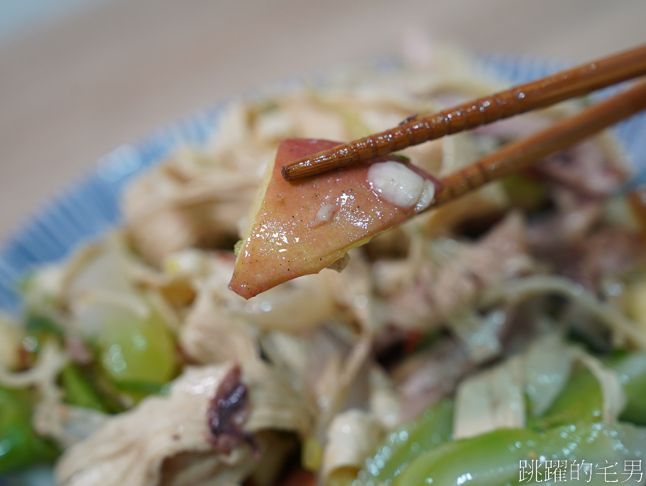 [花蓮吉安美食]台北鹹水雞-這間吃飯時間還是宵夜時間人都很多，蘋果變成鹹水雞超好吃! 這間吃飯時間還是宵夜時間人都很多，蔬菜種類多，要重口味不會讓你失望，花蓮宵夜