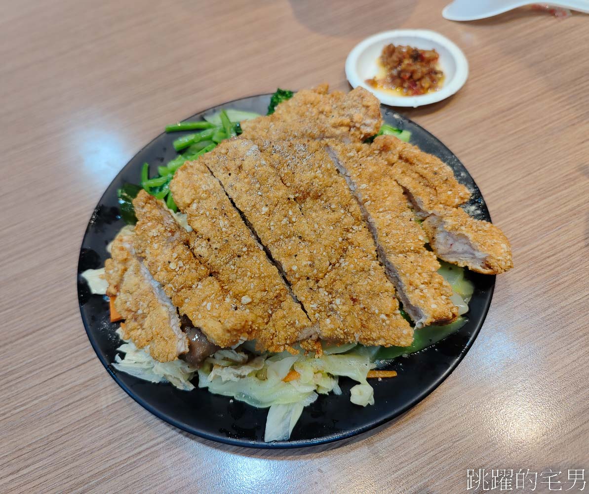 讓人一吃就會愛上的排骨飯 ! 金黃酥脆超大片! 麵皮不油咬起來還卡滋作響   宛如自助餐檯的豐富配菜 能開40年的金蘭號小吃果然厲害@跳躍的宅男