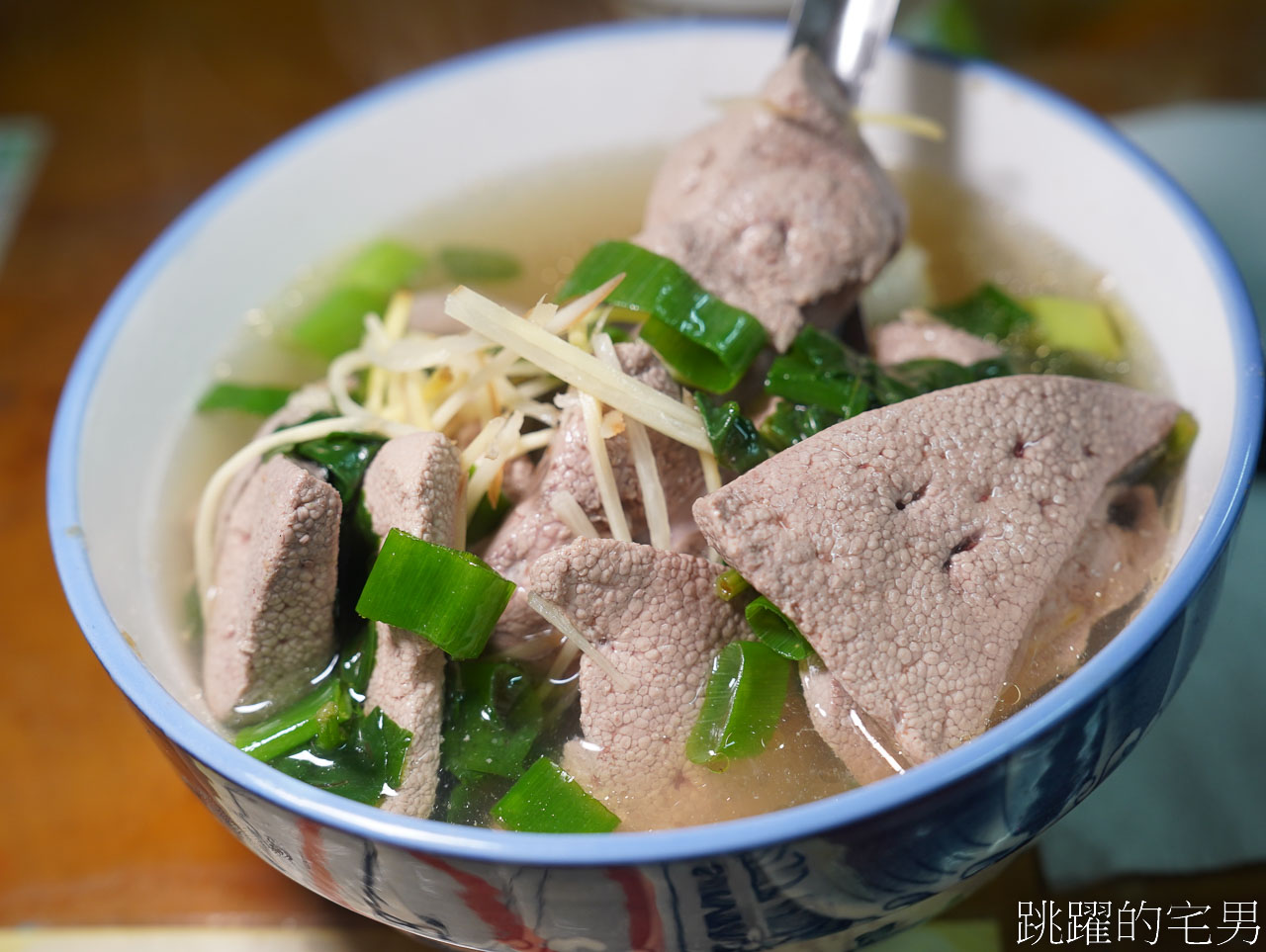 [花蓮美食]阿婆牛肉麵-花蓮老店大碗份量足，在地人的共同記憶，觀光客可以吃別間