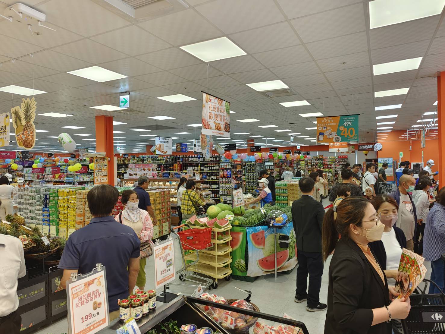 [家樂福超市花蓮林森店] 花蓮市開家樂福超市啦!  早上7點就開，佔地超大，滿滿可以逛，生鮮、熟食、麵包通通有