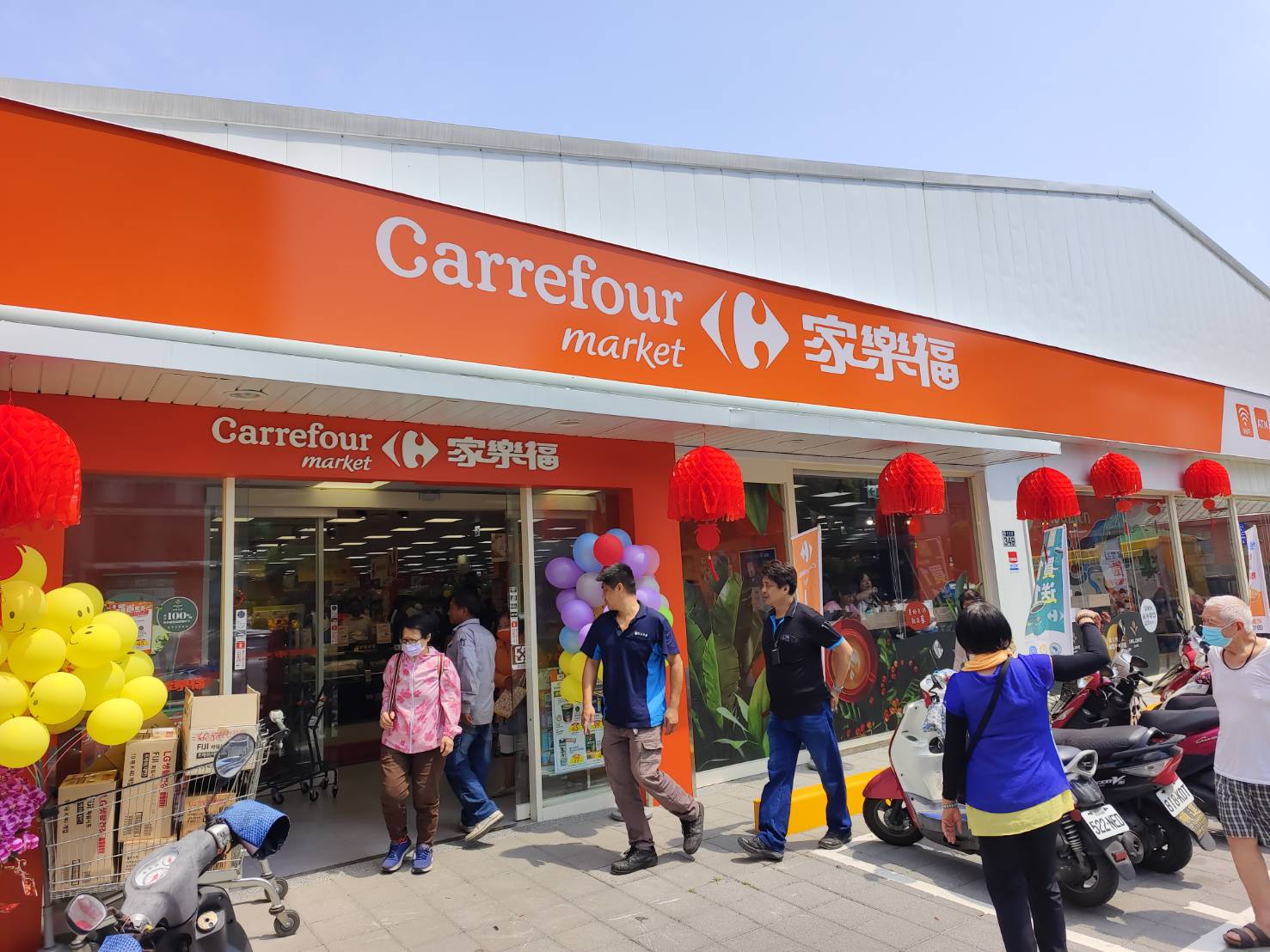 [家樂福超市花蓮林森店] 花蓮市開家樂福超市啦!  早上7點就開，佔地超大，滿滿可以逛，生鮮、熟食、麵包通通有