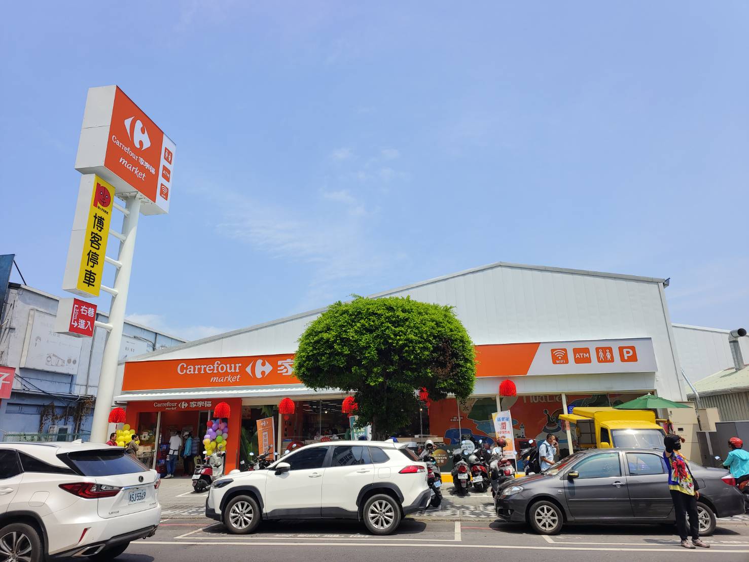 [家樂福超市花蓮林森店] 花蓮市開家樂福超市啦!  早上7點就開，佔地超大，滿滿可以逛，生鮮、熟食、麵包通通有